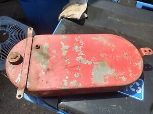 international la lb engine 3-5 Hp original gas tank and lid. Needs repair. Look