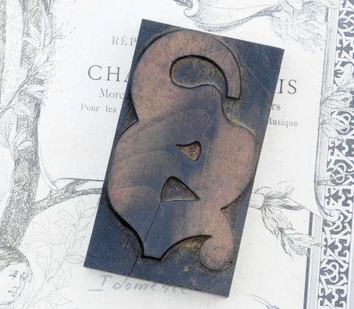 letter: s  blackletter wood type 3.54&#034; woodtype font letterpress printing block