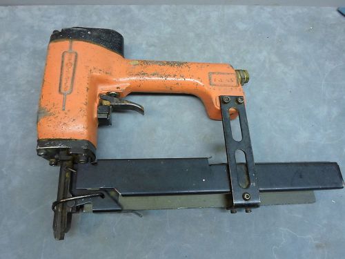 Spot Nails 3/8&#034; Crown Pneumatic Air 2&#034; Stapler Working &amp; 4.5 Pounds of Staples