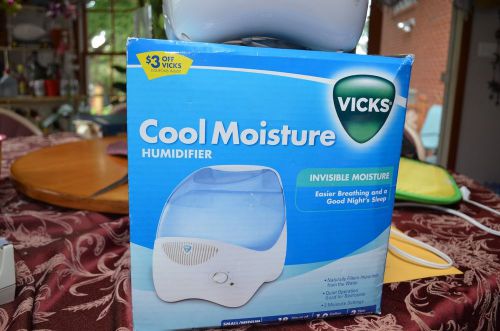 Humidifier - Vicks Model V3100 - Cool Moisture Humidifier