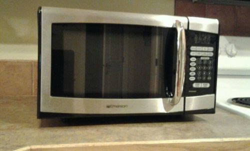 Emerson 900 Watt Microwave Oven- Stainless Steel and black