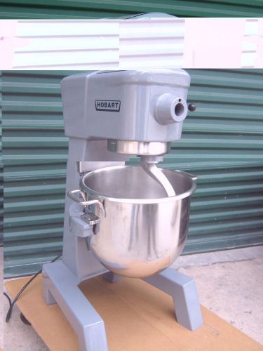 LATE MODEL HOBART 30QT MIXER D300 (HOOK/WHIP/PADDLE/SS BOWL) 30 DAY WARRANTY