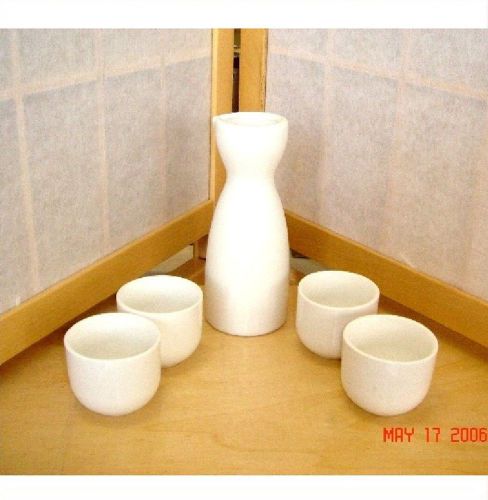 Japanese Style Porcelain 5PC/Set Sake Set One 5&#034; Bottle + 4 Cups White NEW