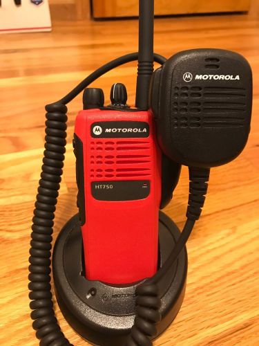 Mint Motorola HT750 VHF 136-174MHz 16 Channel AAH25KDC9AA3AN RED Mic Antenna Bat