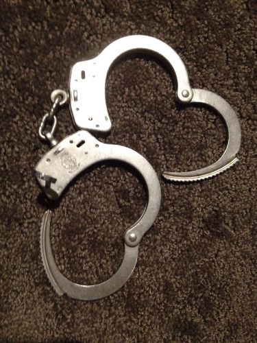 Smith and wesson hand cuffs m-100 cuffs for sale