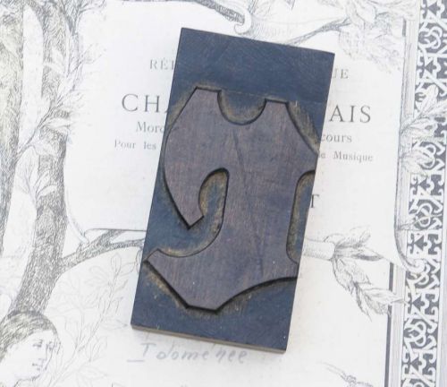 letter: r blackletter wood type 3.54&#034; woodtype font letterpress printing block x