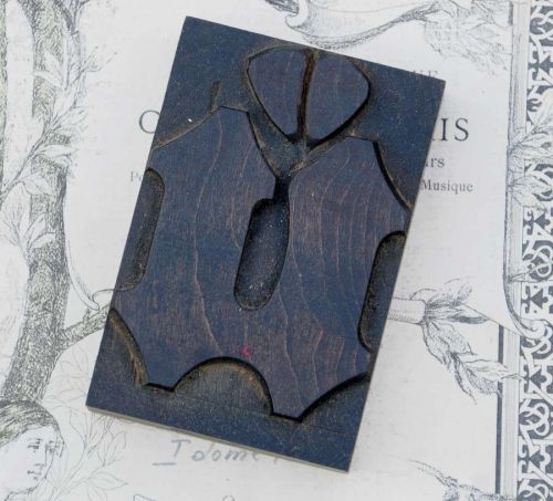 letter: u blackletter wood type 3.54&#034; woodtype font letterpress printing block