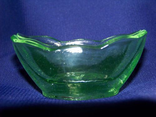 GREEN  VASELINE URANIUM GLASS  MINI BANANA SPLIT BOAT  SALT     (( id155669 ))
