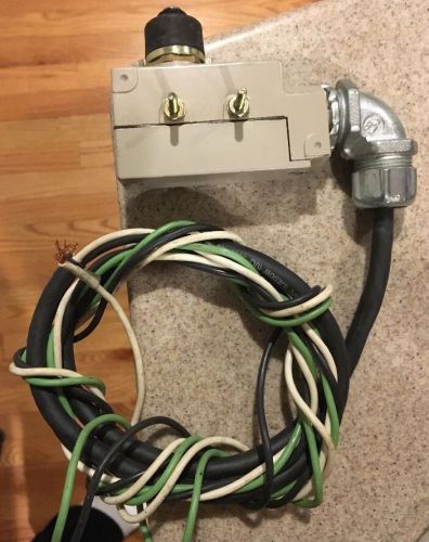 New omron ze-n-2s enclosed limit switch with all electrical wire to connect unit for sale