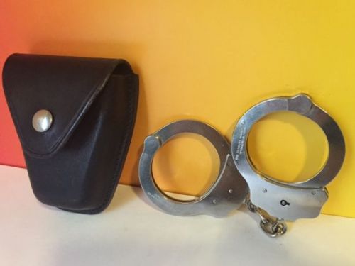 VINTAGE PEERLESS POLICE USA HANDCUFFS 700121 ANTIQUE LEATHER CASE SAFARILAND US