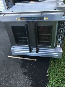 Bakers Pride Cyclone Convection Gas Oven, hose and Racks incl Temp:150°F-550°F