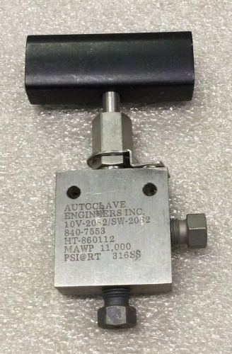 Autoclave Engineers 1/8&#034; right-angle valve 10V-2082 316SS 11,000psi.