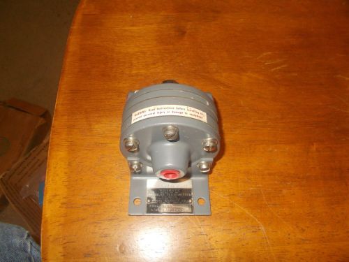 NEW MOORE PRODUCTS CO. NULLMATIC PRESSURE TRANSMITTER MODEL 19 TN