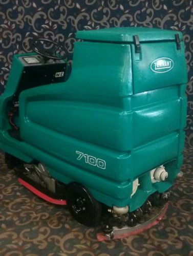 Tennant 7100 28&#034; ride on floor sweeper scrubber