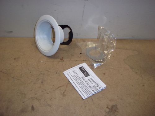 PROGRESS LIGHTING 4&#034; FIXTURE 120V WHITE STEP BAFFLE TRIP 9C0711