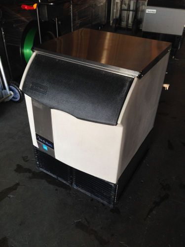 Nicely Used Undercounter ICEOMATIC (ICEU220) 250 lb Cube ice with Self Storage