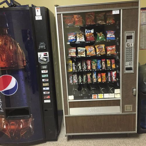 AUTOMATIC PRODUCTS 7600 5 WIDE SNACK MACHINE