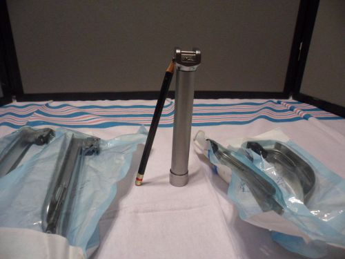 Welch Allyn  pocket   Hook-on  Laryngoscope Set Handle w/4 Blades, AA batteries