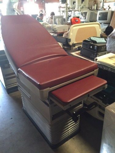 Midmaek 405 electric Exam Table with hand control