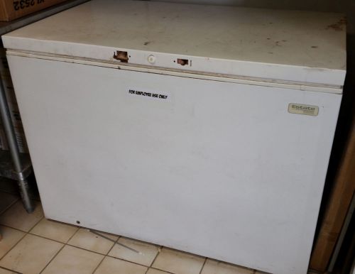 Whirpool Estate freezer chest 46&#034; wide x 27&#034; deep x 34&#034; tall works great