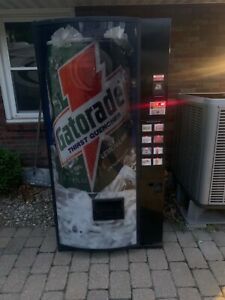 Vending machine dixie narco 501 Gatorade machine  bottles and cans 
