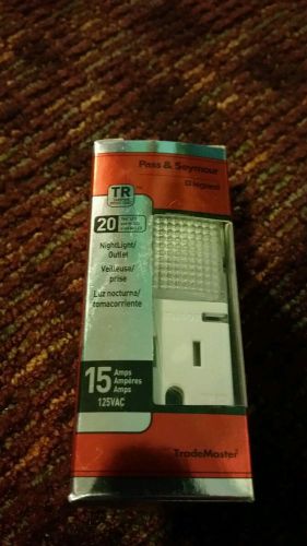 Pass &amp; Seymour Nightlight/ Outlet 15 Amps Tamper Resistant, TM8HWLTRWCX6 White
