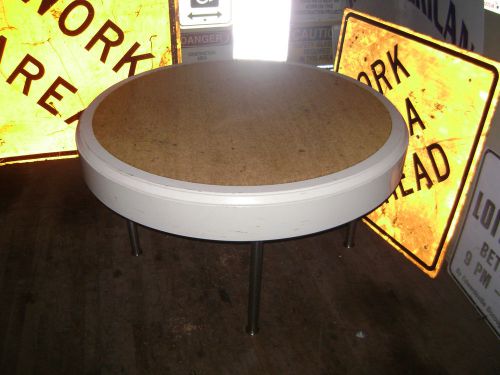 RETAIL DISPLAY ROUND WHITE TABLE W/ COCO MAT TOP