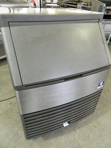 MANITOWOC QY-0134A UNDERCOUNTER ICE MACHINE W/ BIN PRODUCES UP TO 147 LBS / DAY