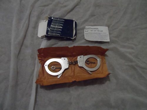 Smith &amp; Wesson 350132 Model 1 Handcuff Universal OVerSize Nickel with one key.