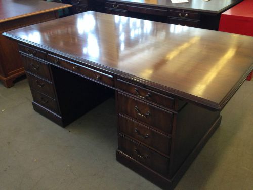 EXECUTIVE TRADITIONAL STYLE WALNUT COLOR WOOD DESK