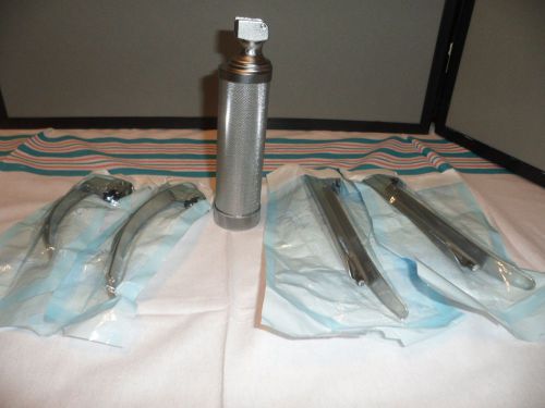 Welch Allyn   Hook-on  Laryngoscope Set Handle w/4 Blades,  D batteries not incl
