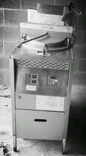 BROASTER 1800G Pressure Fryer with Filtration System