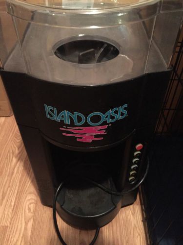 Gently used island oasis sb2100 with 2 pitchers for sale