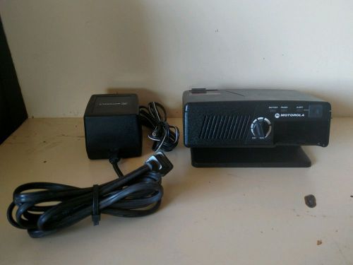 MOTOROLA MINITOR V PAGER CHARGER /AMPLIFIER RLN5869C W/PWR SUPPLY