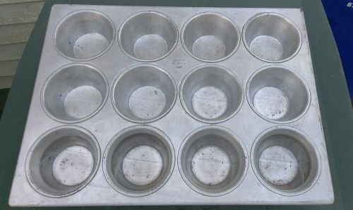 12 CT COMMERCIAL CHICAGO METALLIC LARGE MUFFIN PAN