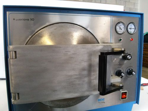 AUTOCLAVE AQUACLAVE 30, BLUE, WITH ITS TRAYS