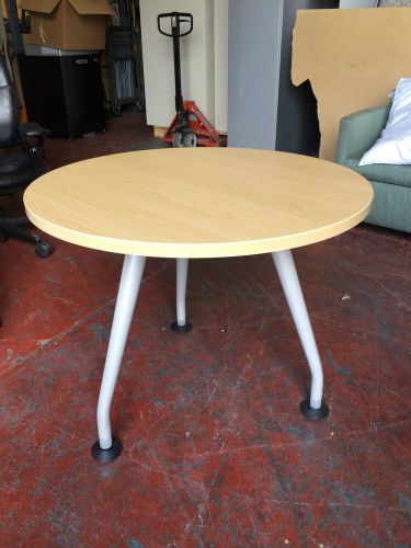 KNOLL 900MM ROUND TABLE