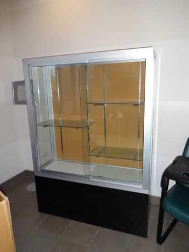 Steel frame Glass shelf Tri-Level Display Cabinet 66.5&#034; x 48&#034; x 16&#034;