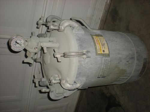 Binks 83-5301 pressure tank paint pot 25&#034; tall 15&#034; wide 110 psi w/ regulator for sale
