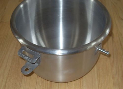 New 12 qt  Mixer bowl  for a Hobart A200   it is a 12qt for a 20qt