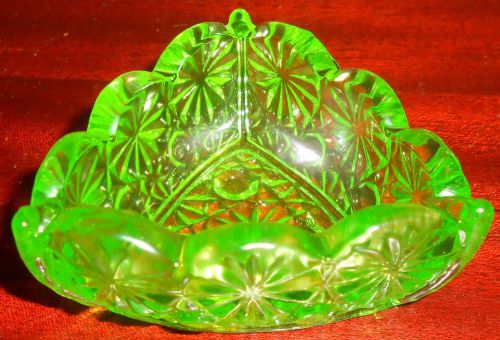 Green Vaseline glass Daisy &amp; Button salt dip cellar celt pattern master uranium