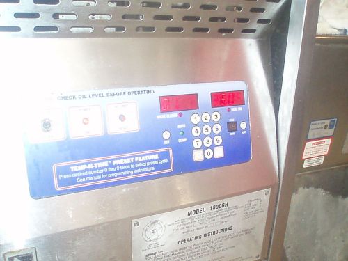 GAS BROASTER 1800 PRESSURE FRYER DETROIT CHICKEN FRYER W/ FILTRATION SYSTEM