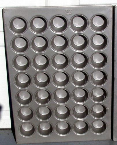 ** CHICAGO - Metallic - COMMERCIAL - Cupcake BAKING PAN - 35 cupcakes **