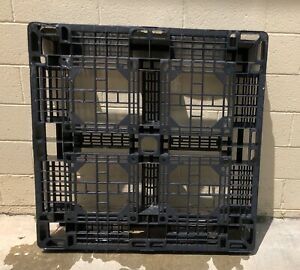 plastic pallets 43X43x5 15 total
