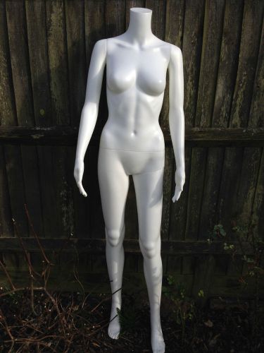 MANNEQUIN. WHITE FEMALE HEADLESS. GOOD POSE NICE CONDITION