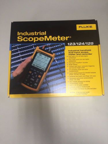 Fluke 125/003   industrial scopemeter 40 mhz for sale