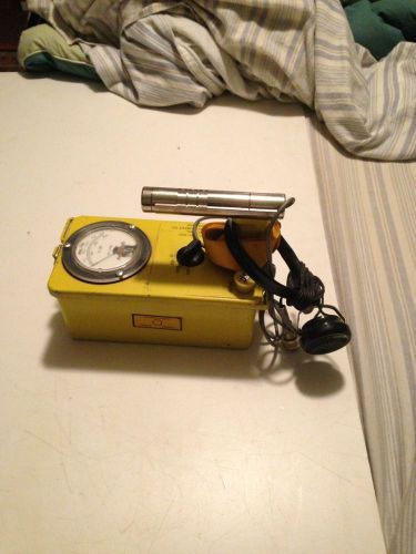 Victoreen CDV-700 Model 6B Geiger Counter Radiation Survey Meter with Head Phone