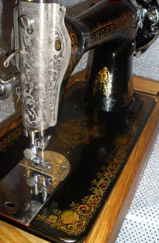 BEAUTIFUL INDUSTRIAL STRENGTH SEWING MACHINE&#034;HAND CRANK&#034;WITH CASE /JUST SERVICED