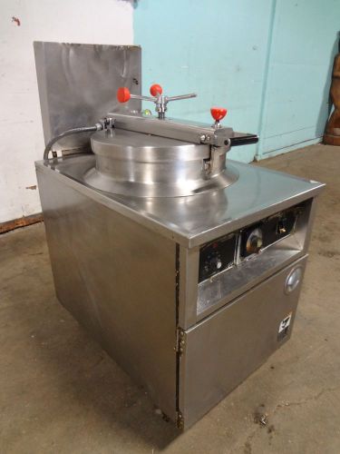 &#034; B K I &#034; COMMERCIAL H.D. EXTRA LARGE CAPACITY (75lbs.) ELECTRIC PRESSURE FRYER