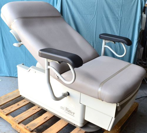 Midmark Ritter 222 OBGYN Power Exam Table With Adjustable Arm Rest &amp; Footswitch
